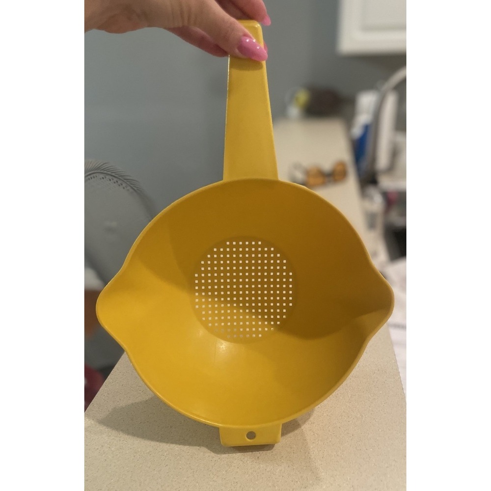 VINTAGE TUPPERWARE COLANDER‎ PASTA STRAINER W/ HANDLE MAC N Chez YELLOW classic